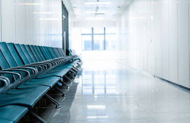 Naklejka premium Chairs in the modern hospital hallway