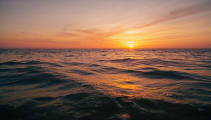 Obraz premium Evening glow over the ocean horizon with sunlight and sunset hues