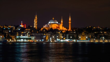 Obraz premium Blurred sparkling nighttime cityscape featuring a famous historical landmark