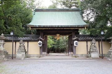 A Japanese shrine : the scene of an entrance gate to the precincts of Kitano-tenmangu Shrine in Kyoto City