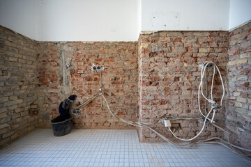 Open interior space with exposed red brick, combining raw materials and industrial charm