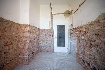 Open interior space with exposed red brick, combining raw materials and industrial charm