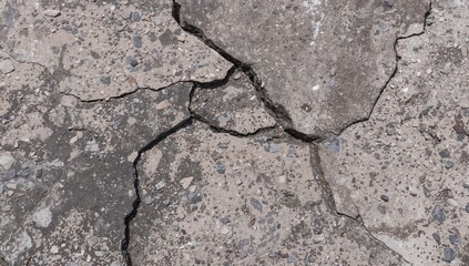 Obraz premium Detailed view of stone used in construction with uneven form and natural backdrop