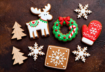 갈색판 위에 리스모양 쿠키와 눈송이 모양, 루돌프 모양의 틀로 만든 크리스마스 쿠키