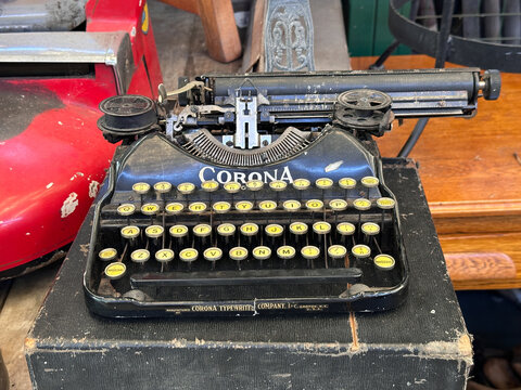 Corona Typewriter by Corona Typewriter Company in fler market. Buenos Aires, April 19, 2025