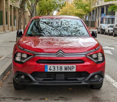 Vista frontal de un autom&oacute;vil Citro&euml;n C4 aparcado en una calle de Madrid, Espa&ntilde;a, 22 de octubre de 2025