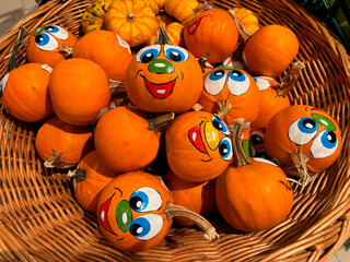 Bemalte K&uuml;rbisse mit Gesichter