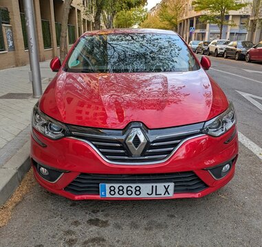 Vista frontal de un autom&oacute;vil Renault Megane aparcado en una calle de Madrid, Espa&ntilde;a, 22 de octubre de 2025