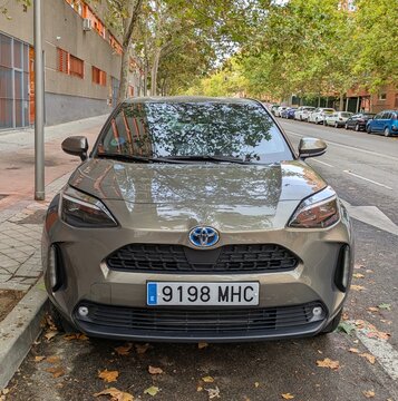 Vista frontal de un autom&oacute;vil Toyota Yaris Cross aparcado en una calle de Madrid, Espa&ntilde;a, 22 de octubre de 2025