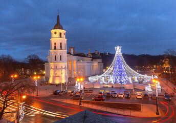 Obraz premium Vilnius Cathedral Square with Christmas market and decorations in Vilnius Lithuania