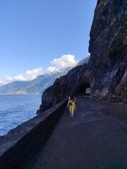 &bdquo;K&uuml;stenlandschaft mit Meer &ndash; ruhige nat&uuml;rliche Szenerie&ldquo; Madeira