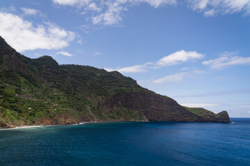 &bdquo;K&uuml;stenlandschaft mit Meer &ndash; ruhige nat&uuml;rliche Szenerie&ldquo; Madeira
