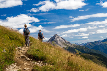 Zwei Wanderer auf einem Pfad in bergiger Landschaft unter blauem Himmel, Schr&ouml;cken, &Ouml;sterreich, Europa