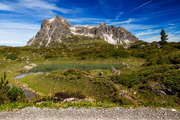 Ein kleiner See eingebettet in eine alpine Landschaft mit dem markanten Berg Gro&szlig;er Widderstein, Schr&ouml;cken, &Ouml;sterreich, Europa