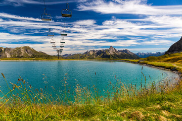 Der Panoramasee am Saloberkopf mit Seilbahn und Bergen im Hintergrund unter blauem Himmel, Wart, Bregenz, Vorarlberg, &Ouml;sterreich, Europa