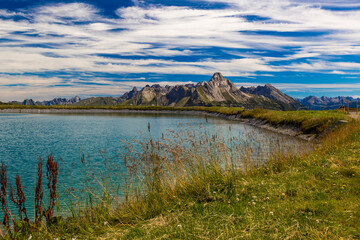 Der Panoramasee am Saloberkopf und Bergen im Hintergrund unter blauem Himmel, Wart, Bregenz, Vorarlberg, &Ouml;sterreich,
