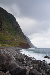 &bdquo;K&uuml;stenlandschaft mit Meer &ndash; ruhige nat&uuml;rliche Szenerie&ldquo; Madeira
