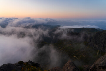 „Wanderer im Morgennebel beim Sonnenaufgang – stimmungsvolle Berglandschaft