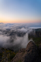 „Wanderer im Morgennebel beim Sonnenaufgang – stimmungsvolle Berglandschaft