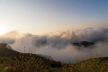 &bdquo;Wanderer im Morgennebel beim Sonnenaufgang &ndash; stimmungsvolle Berglandschaft