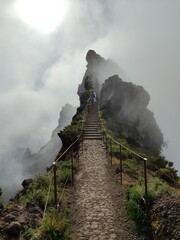 &bdquo;Wanderer im Morgennebel beim Sonnenaufgang &ndash; stimmungsvolle Berglandschaft