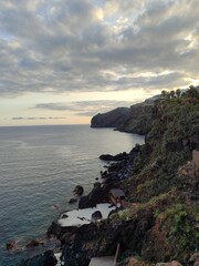 &bdquo;Wanderer im Morgennebel beim Sonnenaufgang &ndash; stimmungsvolle Berglandschaft