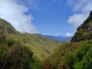 &bdquo;Wanderer im Morgennebel beim Sonnenaufgang &ndash; stimmungsvolle Berglandschaft