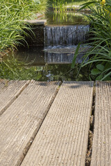 Mini chute d'eau dans un parc