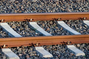 rostige Eisenbahnschienen auf Schotter