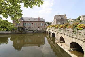 Obraz premium Pont de pierre sur la rivière le Gouessant, ville de Lamballe, département des Côtes d'Armor, Bretagne, France