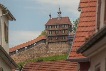 Burg in Esslingen mit Burgstaffel mit überdachtem Wehrgang und Hochwacht mit Vorkragung  vor blauem Himmel mit Wolken.