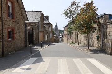 Rue bordée de maisons typiques, ville de Lamballe, département des Côtes d'Armor, Bretagne, France