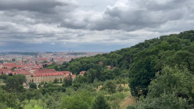 Colina de Petrin y vista de la ciudad de Praga, capital de la Rep&uacute;blica Checa