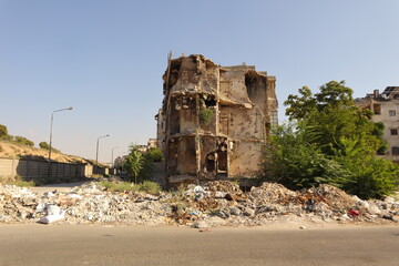 Naklejka premium War damaged building in Aleppo, Syria, showing destruction from heavy battles. Powerful footage symbolizing war aftermath, humanitarian crisis, and urban reconstruction potential.