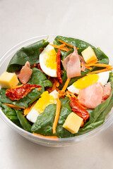 ensalada saludable de huevo espinaca tomate queso y jamon