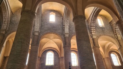Magnifique vue panoramique sur la nef de l'abbatiale Saint-Philibert de Tournus