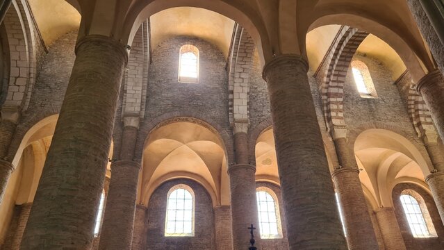 Magnifique vue panoramique sur la nef de l'abbatiale Saint-Philibert de Tournus