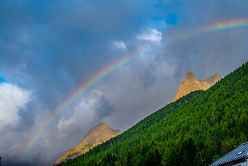 Tęcza nad górami w Alpach, zdjęcie zrobione w Vallorcine, Francja © grzegorz_pakula