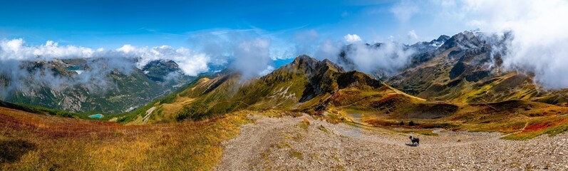 Widok z Col de Balme, Le Tour, Montroc, Francja, Alpy, Chamonix, masyw Mont Blanc. Zdjęcie wykonane we wrześniu 2025, jesień 