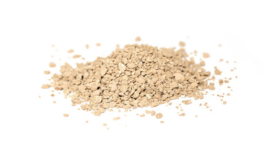 Brown heap cat litter is made from natural materials and comes in the form of small granules with a soft texture on a white background, making it ideal for keeping rooms with pets clean.