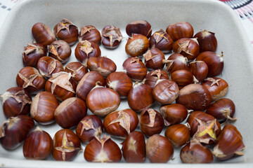 Detalhe de castanhas assadas de tamanho médio isoladas.