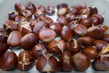 Detalhe de castanhas assadas de tamanho médio isoladas.