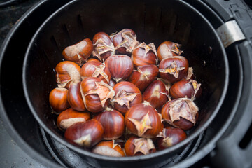 Detalhe de castanhas assadas de tamanho médio isoladas preparadas na Airfryer.