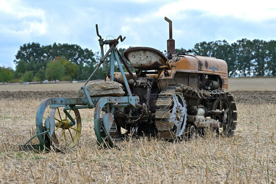 historick&yacute; p&aacute;sov&yacute; traktor with a plow
