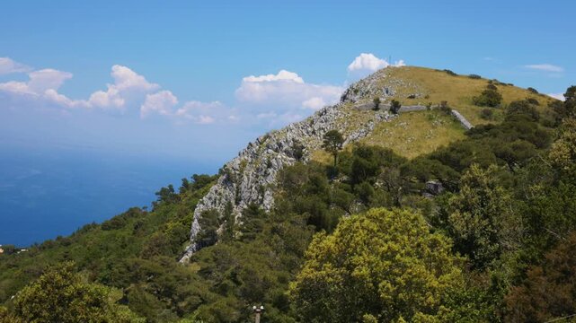 Wyspa Capri - włoska atrakcja turystyczna w Zatoce Neapolitańskiej