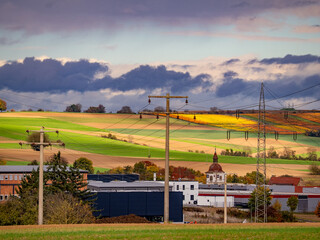 Hochspannungsmasten und starker Wolkenhimmel im Herbst