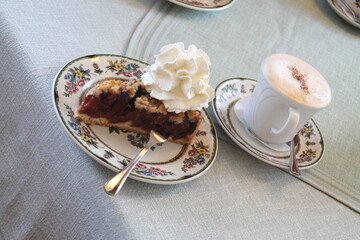 Pflaumenkuchen mit Sahne und heißer Schokolade
