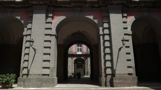 Muzeum Capodimonte w Neapolu we Włoszech - piękny pałac z bogatą kolekcją dzieł sztuki