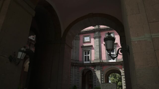 Muzeum Capodimonte w Neapolu we Włoszech - piękny pałac z bogatą kolekcją dzieł sztuki