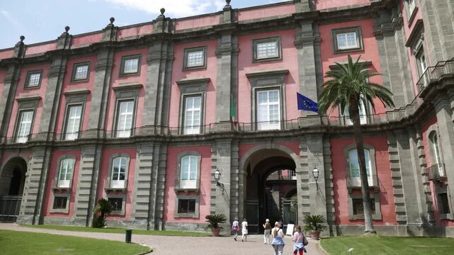 Muzeum Capodimonte w Neapolu we Włoszech - piękny pałac z bogatą kolekcją dzieł sztuki